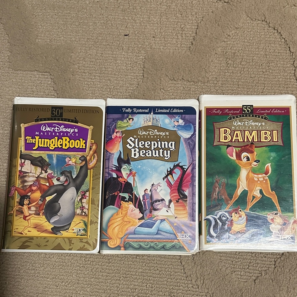 3 Walt Disney VHS tapea
LIMITED EDITION